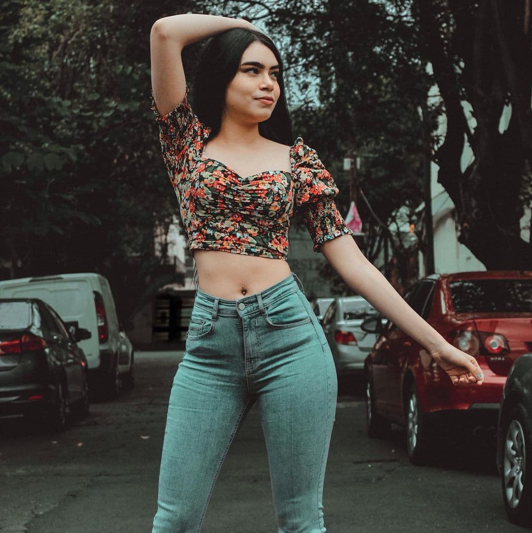 “Estás igualita”, “No solo físicamente te pareces, también tienes la misma voz”, “Idénticas tanto en talento como en físico”, “Wow, sí que eres su clon”, “Ambas son talentosas”, “Podrías ser su doble”, fueron algunos de los mensajes que recibió Irlanda.