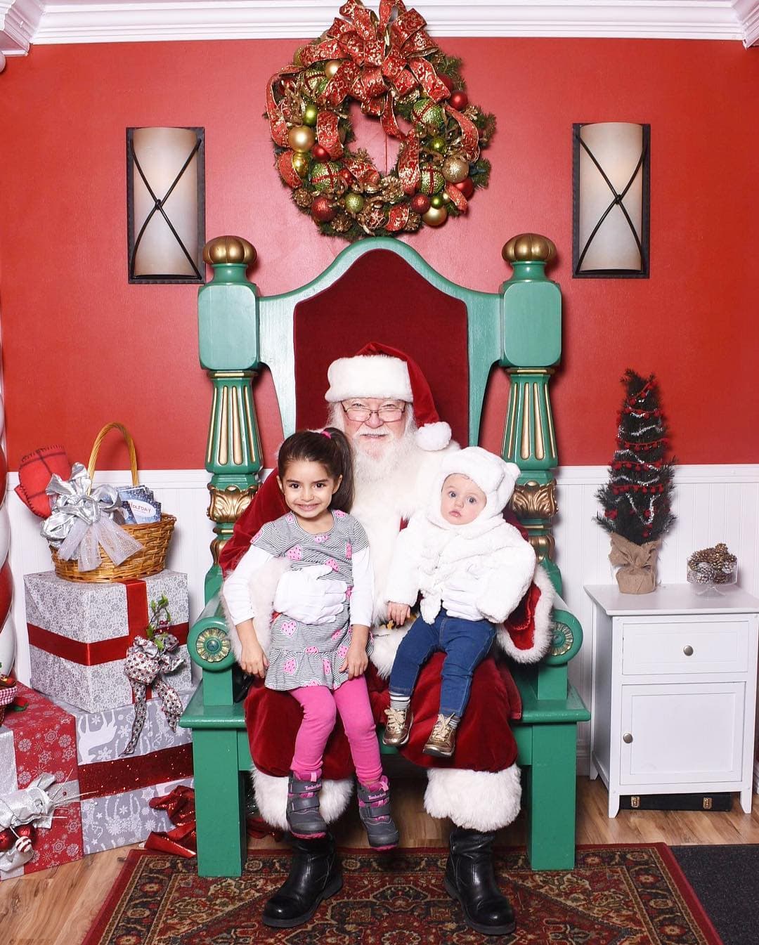 Aislinn Derbez presume el tierno retrato navideño de Kailani y Aitana