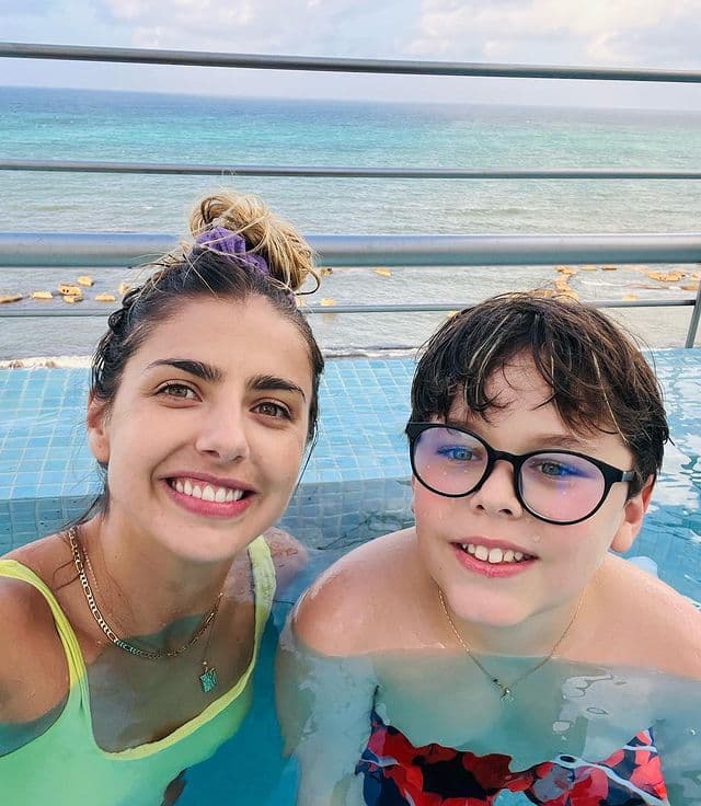 La actriz presumió el talento artístico que posee su hijastro.