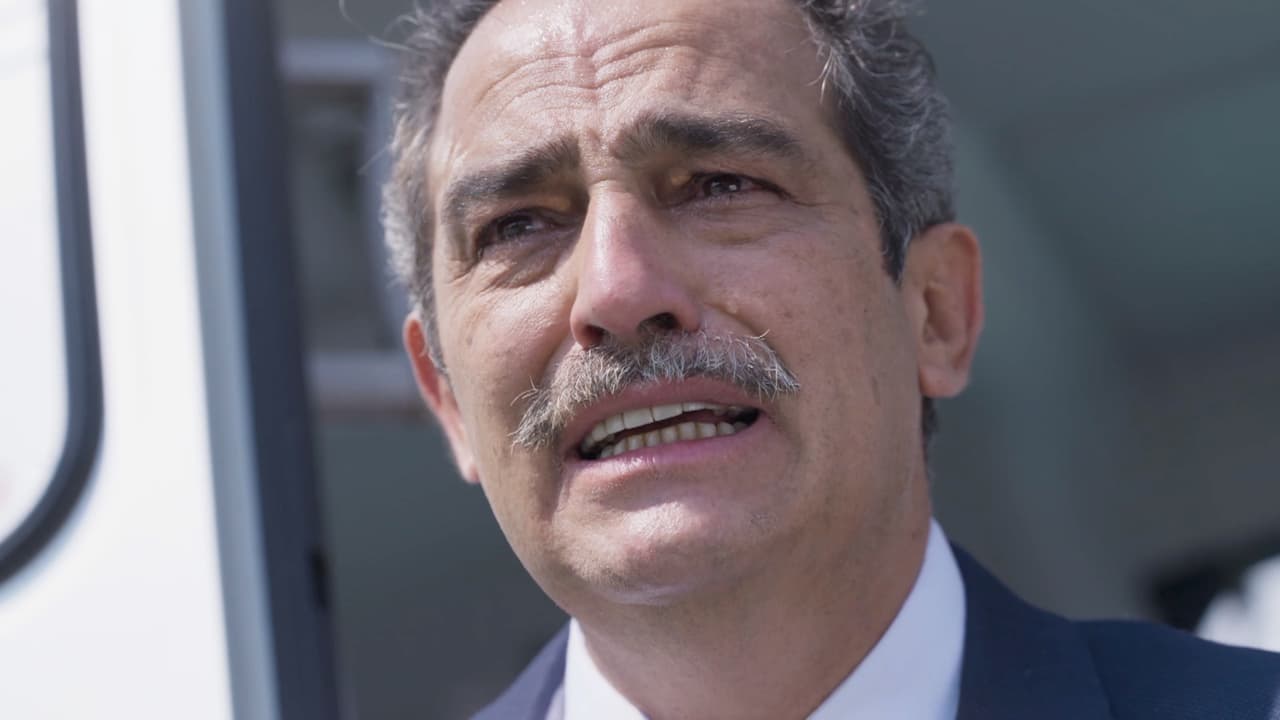 'Elías' siente un profundo dolor al ver a su hijo muerto en el piso...