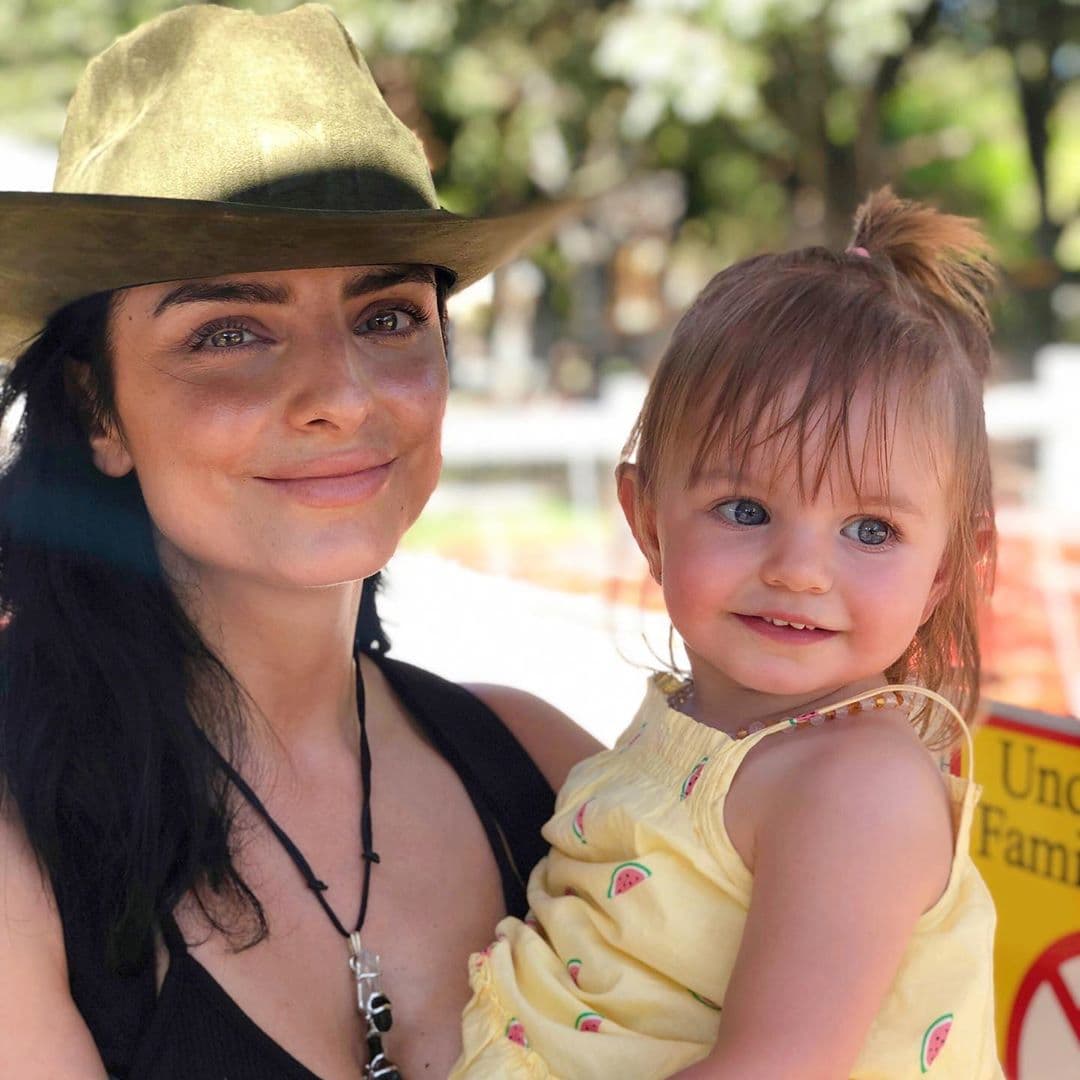 Con cómica foto, Aislinn Derbez muestra de quién heredó Kailani los ojos azules