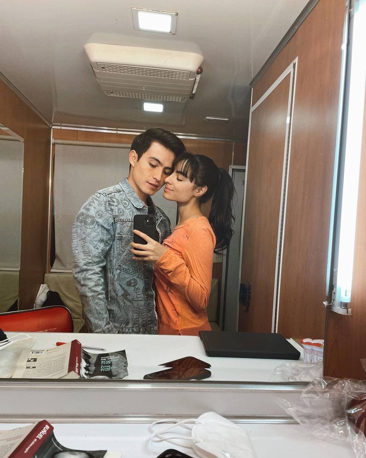 “No es porque sea mi novia pero es una chava muy comprometida, es una gran actriz, la amo”, anotó.