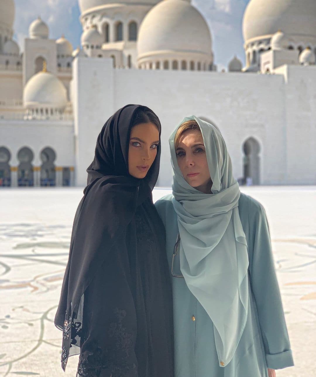“Wow, súper bellezas”, “Hermosas”, “Son idénticas”, “Parecen hermanas”, “Impresionante fotografía”, “Los mismos ojos, los mismos labios, don idénticas” y “Qué ojos”, fueron algunos de los mensajes que aparecieron al pie de su publicación, la cual suma más de 290 mil ‘me gusta’ en Instagram.
