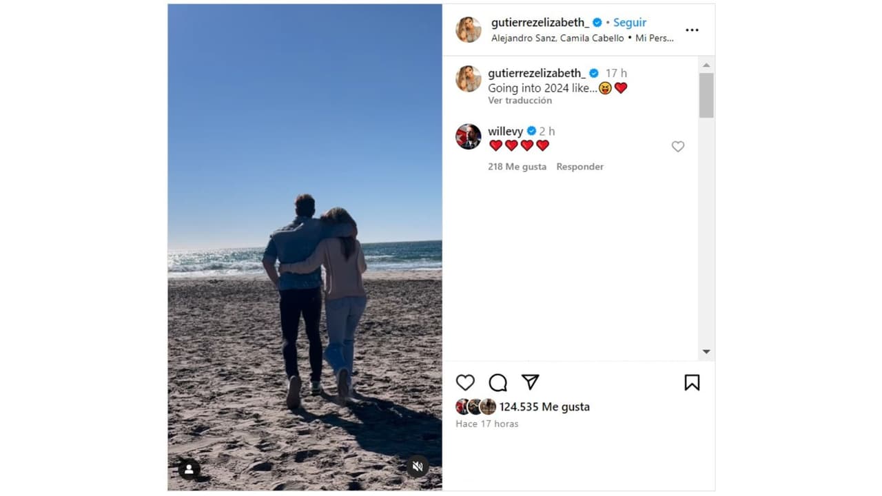 Elizabeth Gutiérrez y William Levy juntos en la playa.