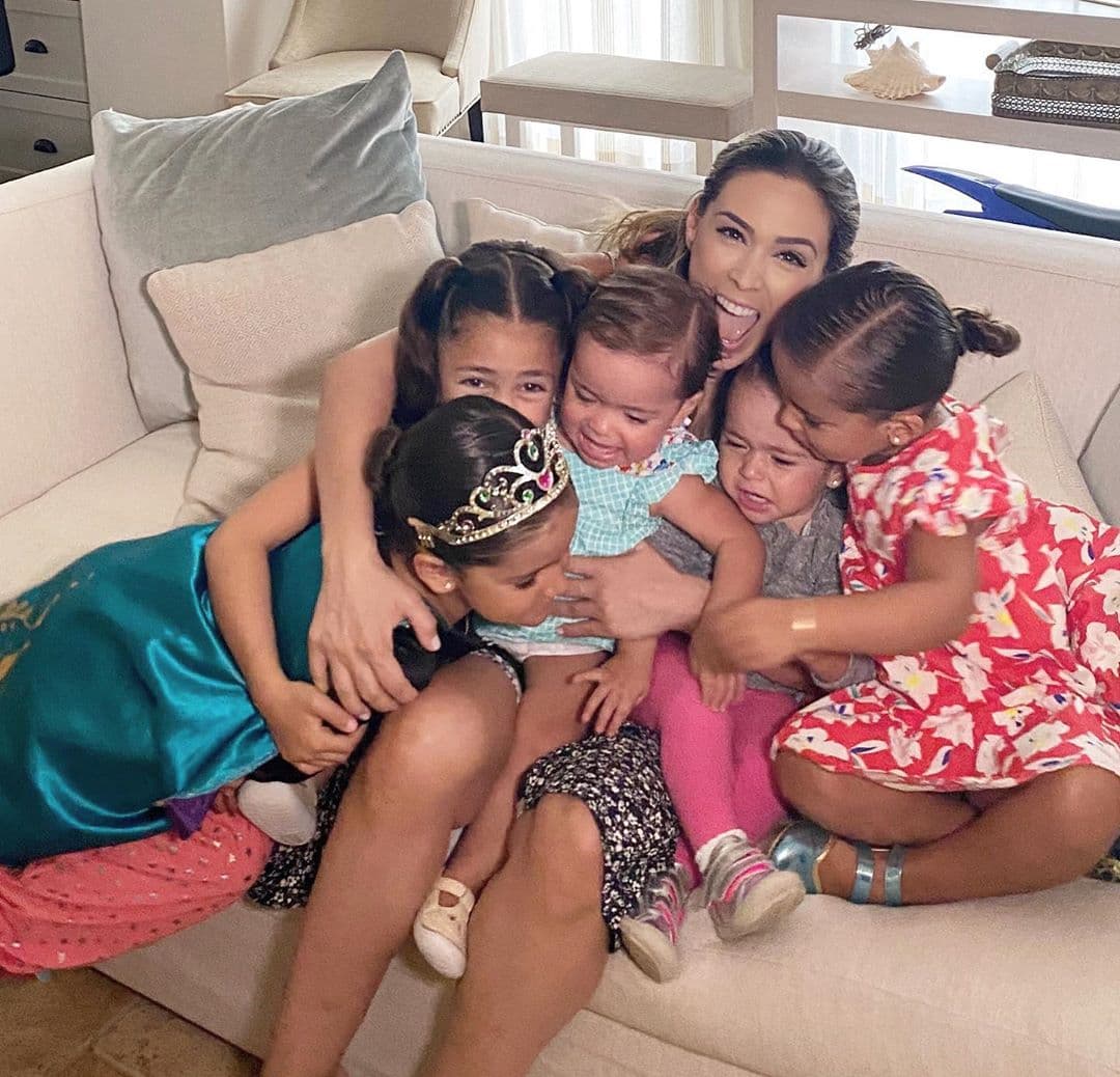 En medio de la celebración por el cumpleaños número 43 de su esposo Martín Fuentes, Jacky Bracamontes escribió en Instagram, junto a una hermosa postal en la que aparecen sus cinco hijas,: “¡¡¡¡FELIZ DÍA DE LAS MAMÁS!!!! Así es como precisamente me siento hoy... ¡¡¡FELIZ y muy bendecida de tener como hijas a estas 5 princesas que son mi TODO!!! ¡¡¡Mamás y mamacitas, que la pasen muy bien y súper consentidas!!!”.