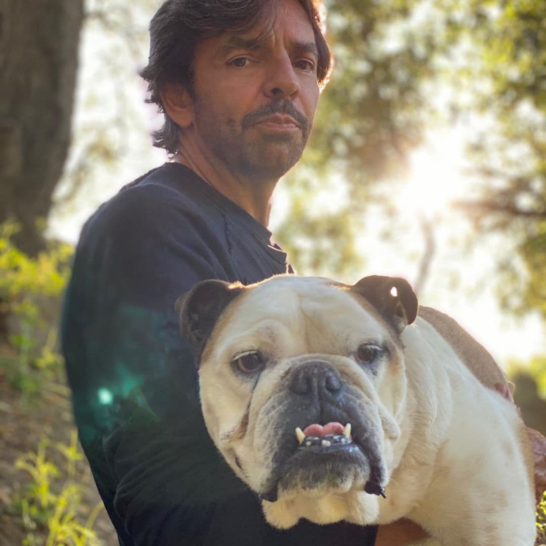 Eugenio Derbez también se unió a la celebración del Día Mundial del Perro y en su perfil personal compartió varias imágenes de cuando Aitana era bebé y jugaba con Fiona, a quien utilizaba como su almohada.