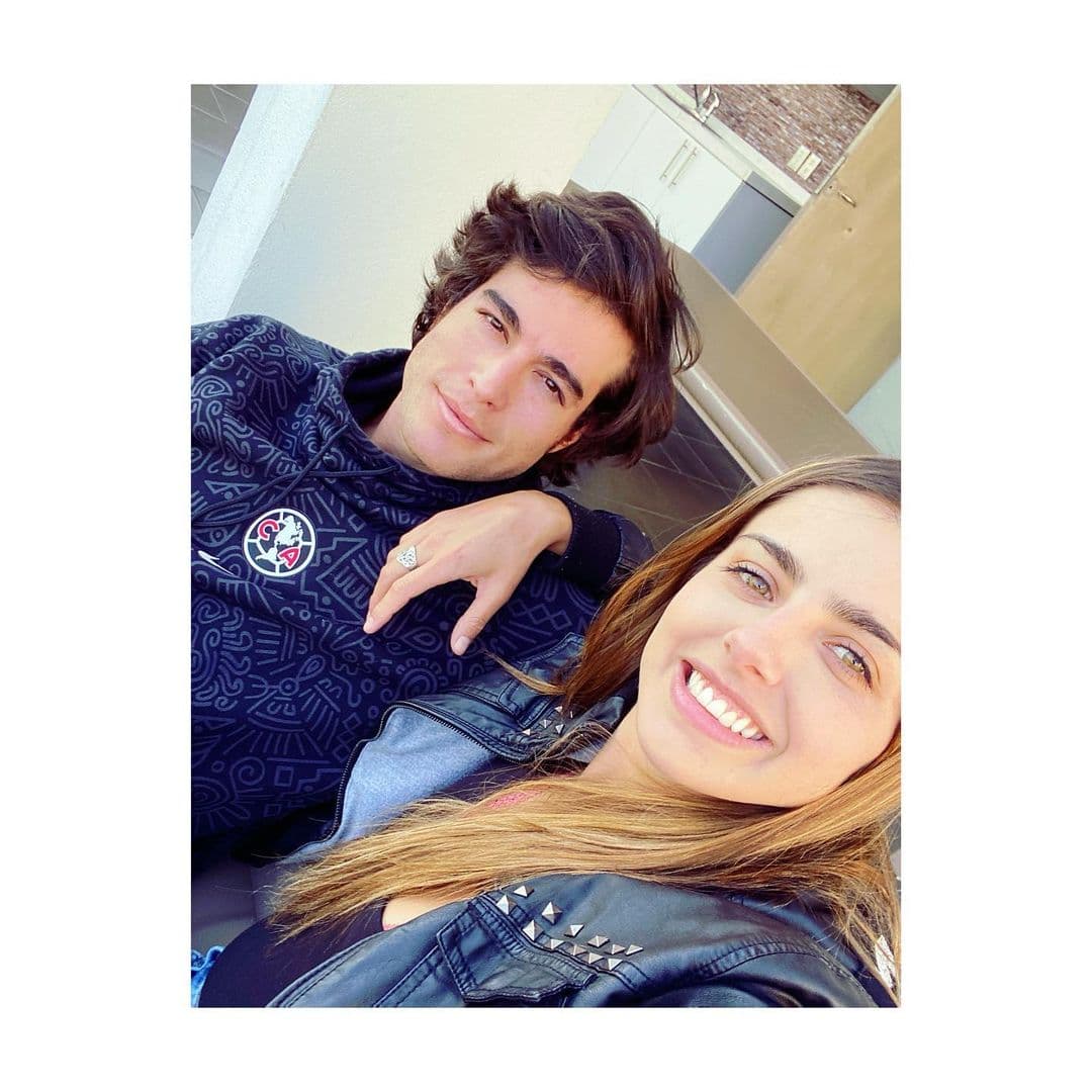 Desde entonces, la pareja comenzó a compartir fotografías y videos de los viajes que realizaban, mientras que meses después destaparon que habían comenzando a vivir juntos.