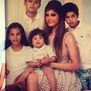 Medio año después, la cantante y el arquitecto se casaron e incluso Ana Bárbara se alejó de los escenarios un tiempo para dedicarse por completo a su matrimonio y a sus cuatro hijos: Emiliano, el cual tuvo en una relación pasada; Paula y José Emilio, hijos de Mariana Levy y ‘El Pirru’, y José María, fruto de su nueva relación.
