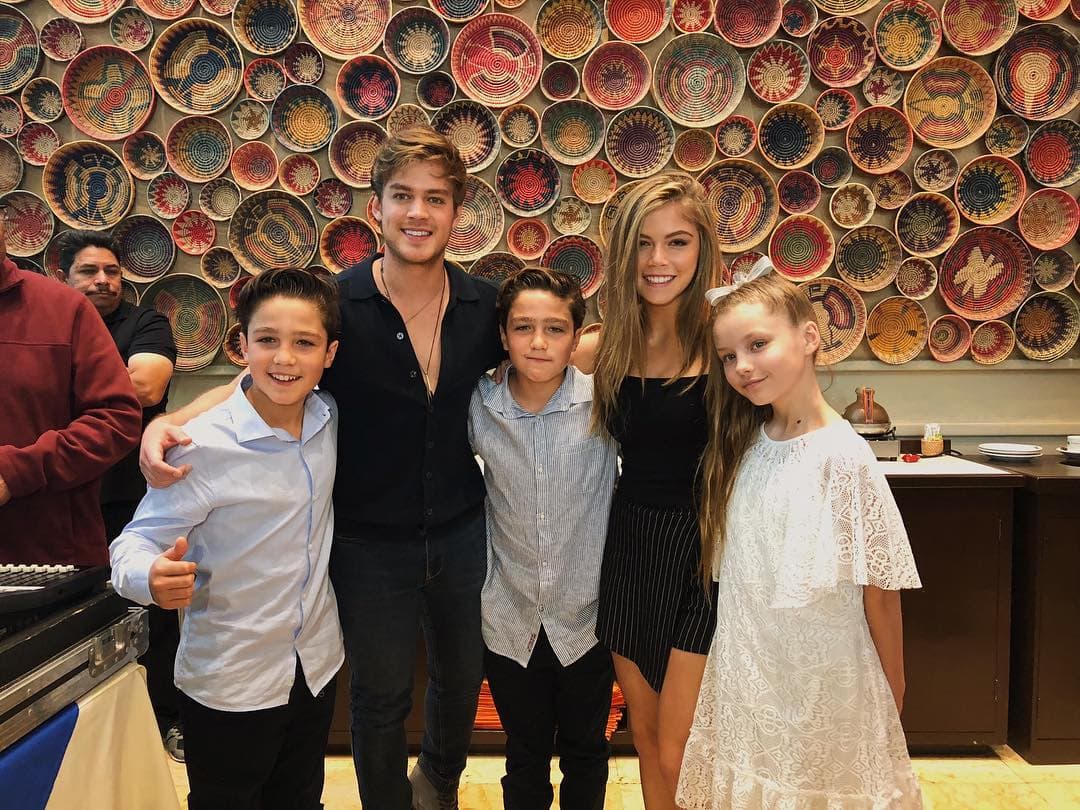 Isidora no solo entabló una gran amistad con Navarro, también con el resto de los protagonistas infantiles, como Paulina Goto, Polo Morín, Emilio Osorio, Isabella Tena y los gemelos José Manuel Alanis y José Pablo Alanis.