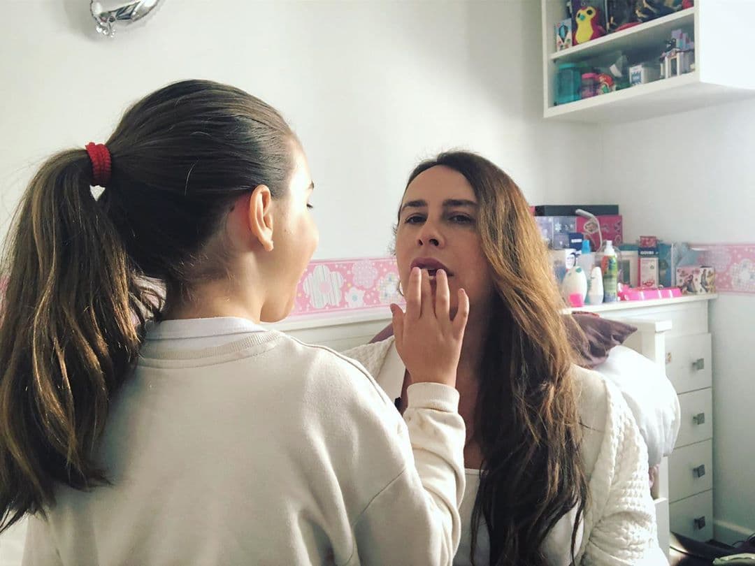 Mientras que en otras ocasiones ha presumido que su hija aprende a maquillar con ella como modelo. “Como esto dure mucho no sé dónde me voy a meter, todos los días me deja la cara como Joker intentando maquillarme”.