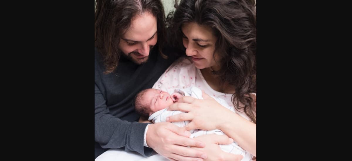 “Estuve más de 38 horas en trabajo de parto y finalmente llegó a este mundo Lucca (siempre sentí que era niño)… Al final la bolsa se me rompió y el bebé nació natural después de mucho esfuerzo, mi esposo fue todo un guerrero y me acompañó en cada paso”, señaló la cantante.