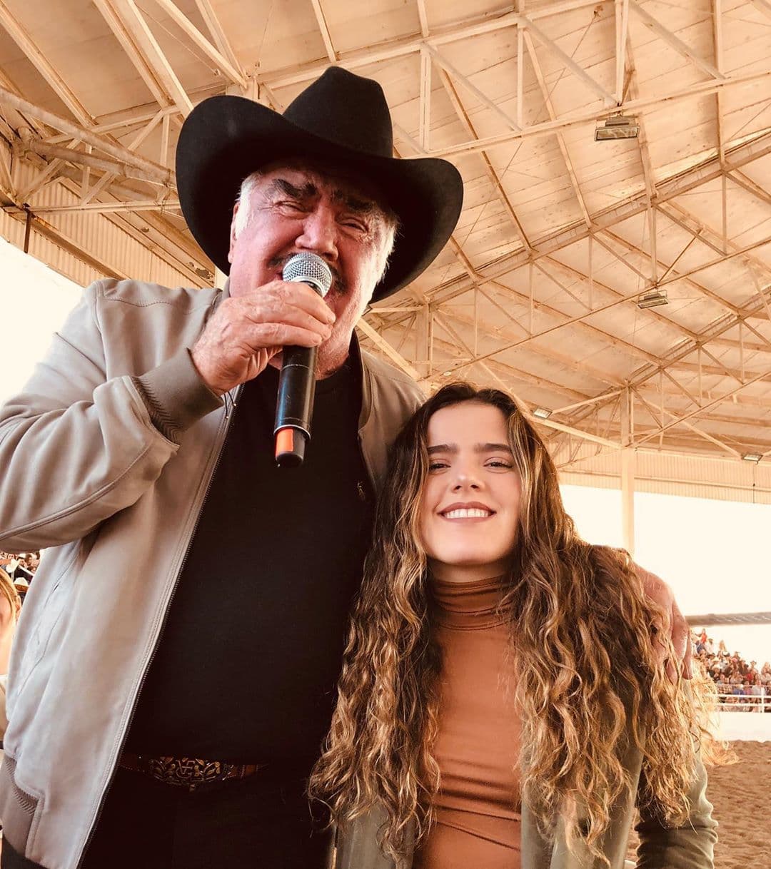 “Creo que fue duro para él (Alejandro Fernández) asimilar la noticia, pero ahora está feliz (…) (Mi abuelo) conoce a su familia porque son charros, y bueno, ¡está encantado!”, precisó.