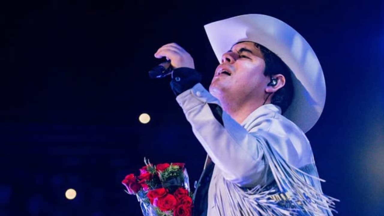 Alfredo Olivas protagoniza impactante caída por correr en el escenario como 'Naruto'