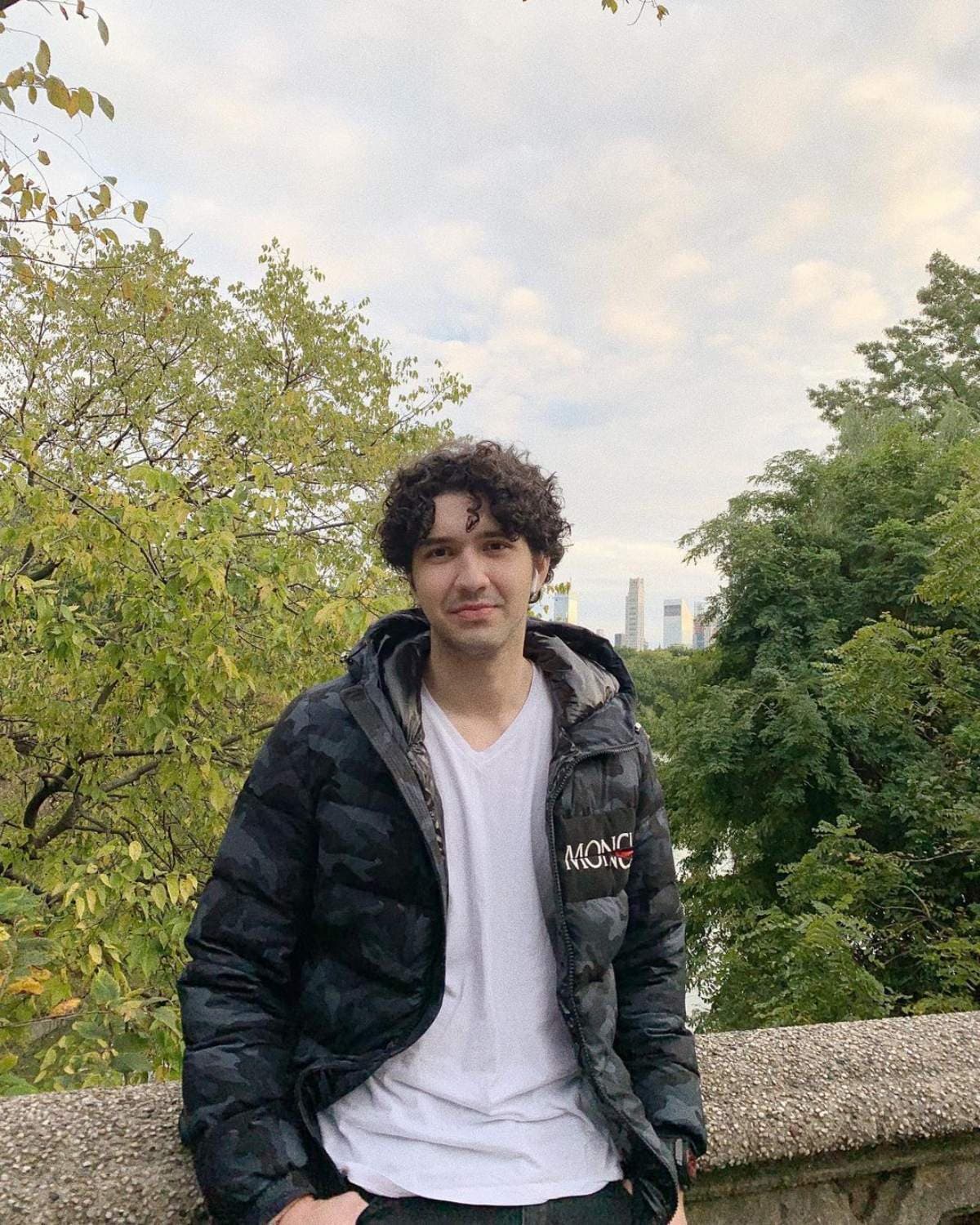 Emiliano Fernández es el segundo hijo varón del cantante y no ha mostrado interés por la música, por lo que está concentrado en sus estudios.