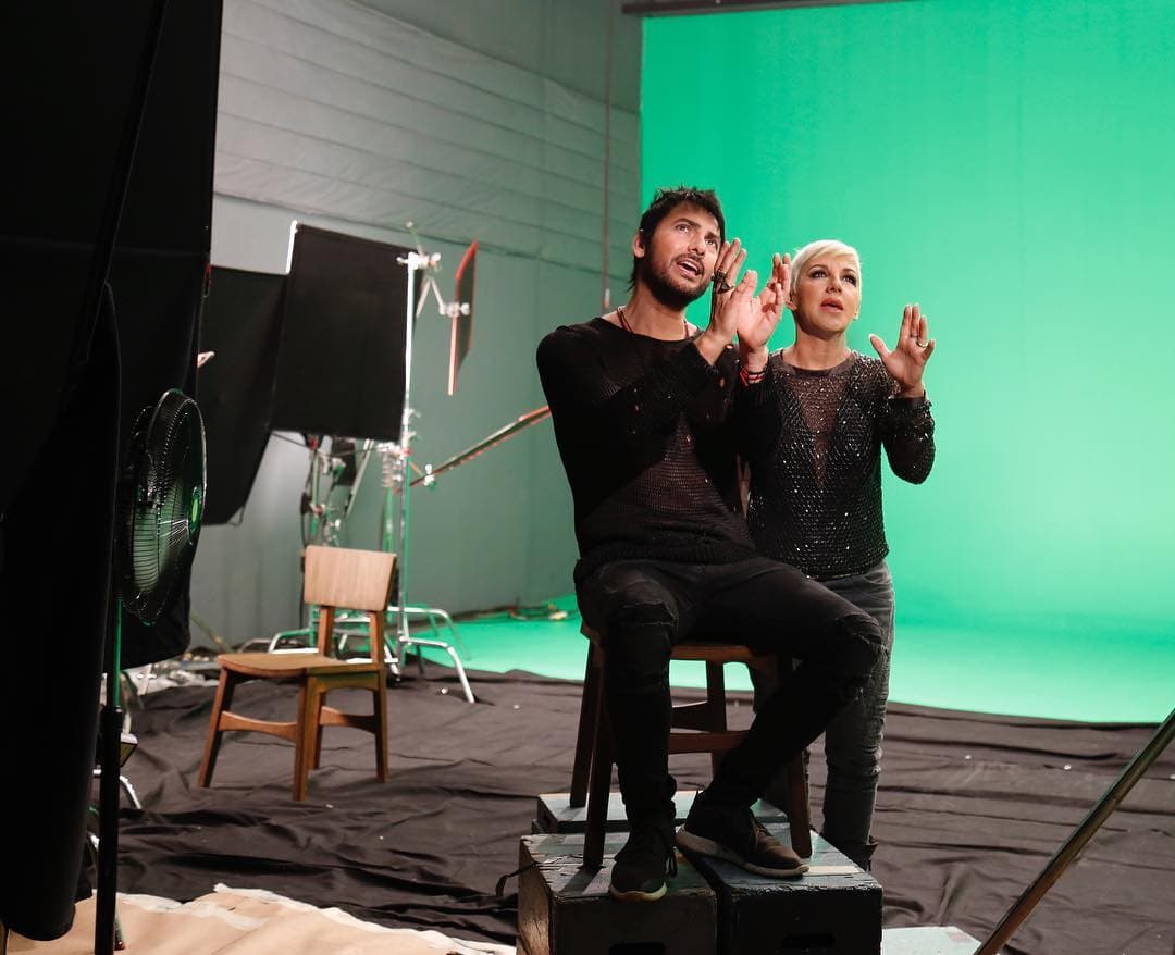 El ex líder del grupo La Ley, reversiona su gran éxito ‘Fuera de mí’, junto a la voz de Mecano, Ana Torroja.