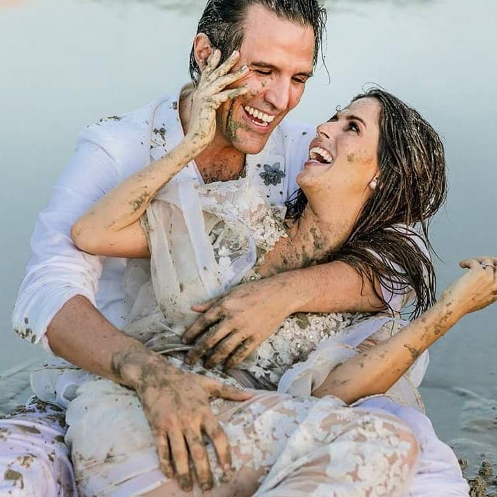 La pareja se juró amor eterno el 19 de noviembre de 2016 en una íntima ceremonia a la orilla del mar en la Riviera Nayarit.