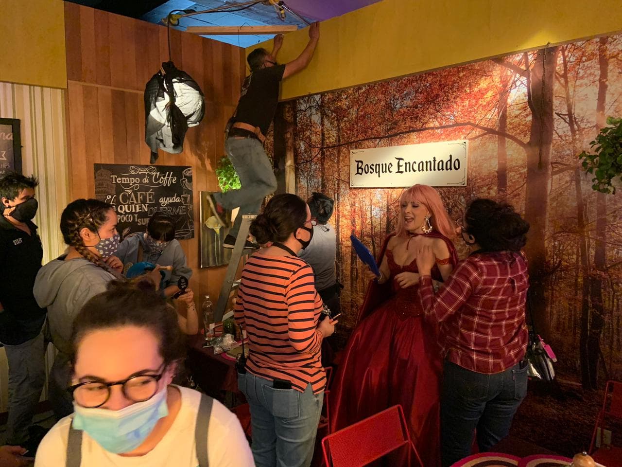 Así lucía el set del 'Bosque encantado' detrás de cámaras del sketch de 'El cuento de hadas macabrón'.
