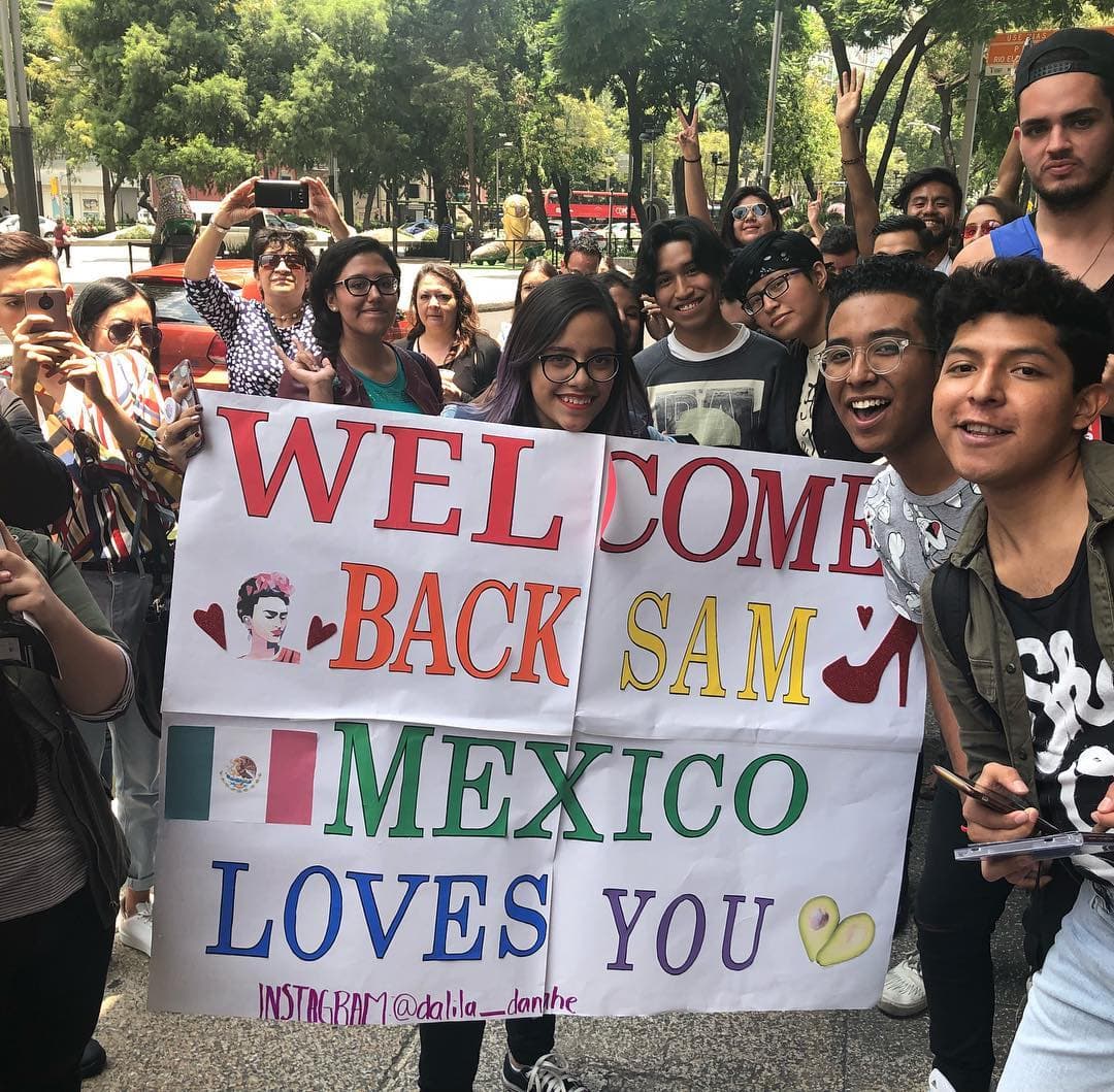 El cantante británico Sam Smith llegó a México; mira las fotos cuando salió de su hotel para tomarse fotos con sus fans
