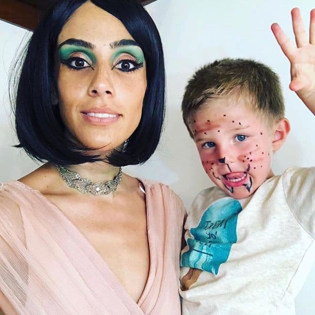 "Un Throwback en el set de #MyBoyfriendsMeds ¡Todos en maquillaje! ¡Hasta a Andrés le tocó make up!", escribió la actriz y cantante.