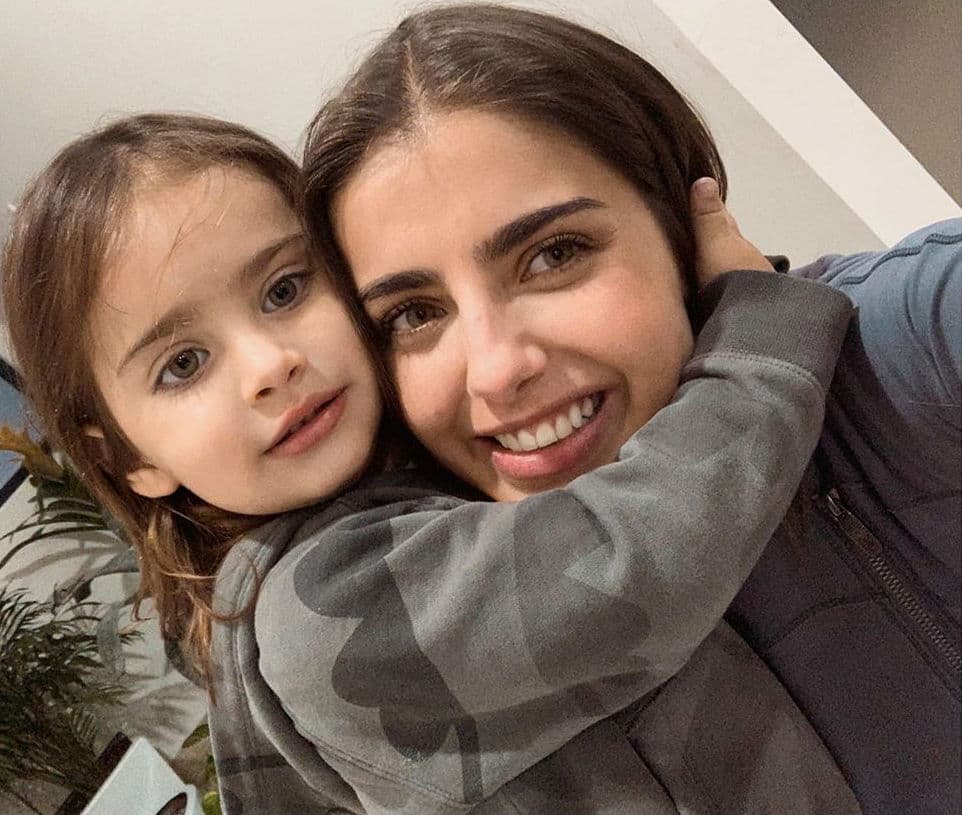 Hijo de Michelle Renaud afirma que tendrá una hermana y así reacciona la actriz