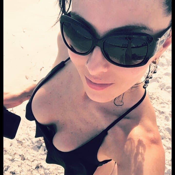 Es una cantante y actriz de nacionalidad mexicana, tiene 44 años y mide 1.65 m.