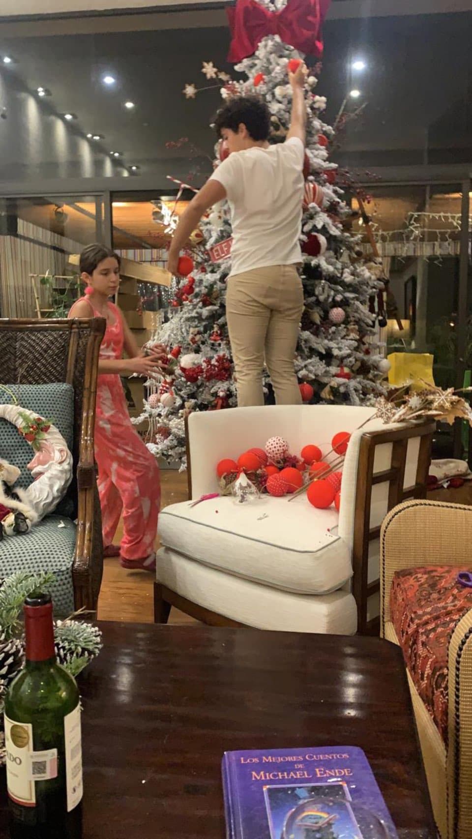 Al árbol, que no solo es de color verde también simula estar nevado, le colocaron esferas en colores rojas y marfil; aunque había de todos los tamaños, las que más llamaron la atención fueron algunas que eran enormes.