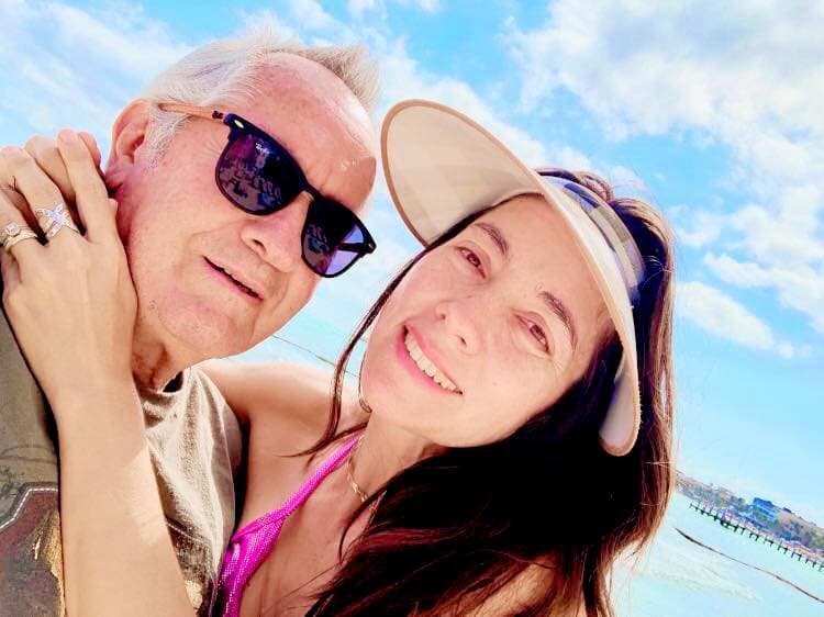 Viuda de José Ángel García causa polémica; publica selfie junto al cuerpo del actor: ‘Él lo pidió’