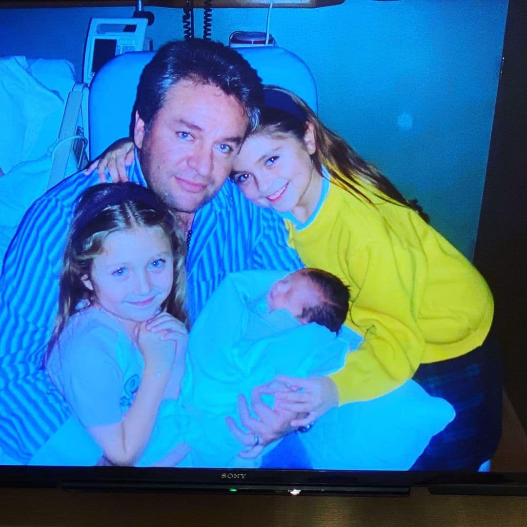 Su hermana Fernanda también le dedicó una publicación, en la que mostró fotografías que tomaron hace un par de meses y destacó que aunque pasen los años Regina siempre será su bebé.