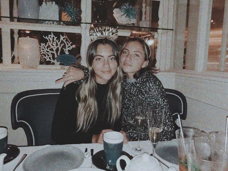 La mayor de las hermanas, Mila, como también disfruta que le llamen, tiene un gusto por el yoga y la vida saludable, elementos en sus rutinas diarias que comparte constantemente en Instagram, plataforma en la que ha juntado más de 80 mil seguidores.