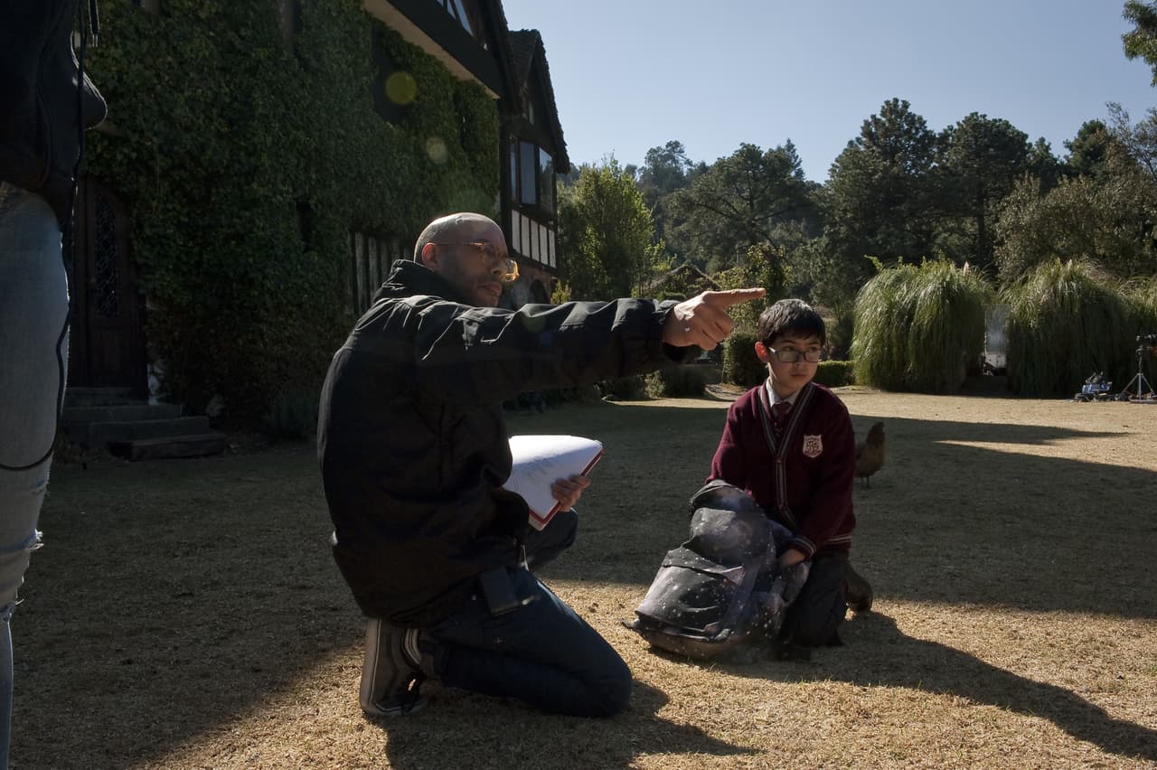 Maximiliano Uribe toma nota de las indicaciones de producción.