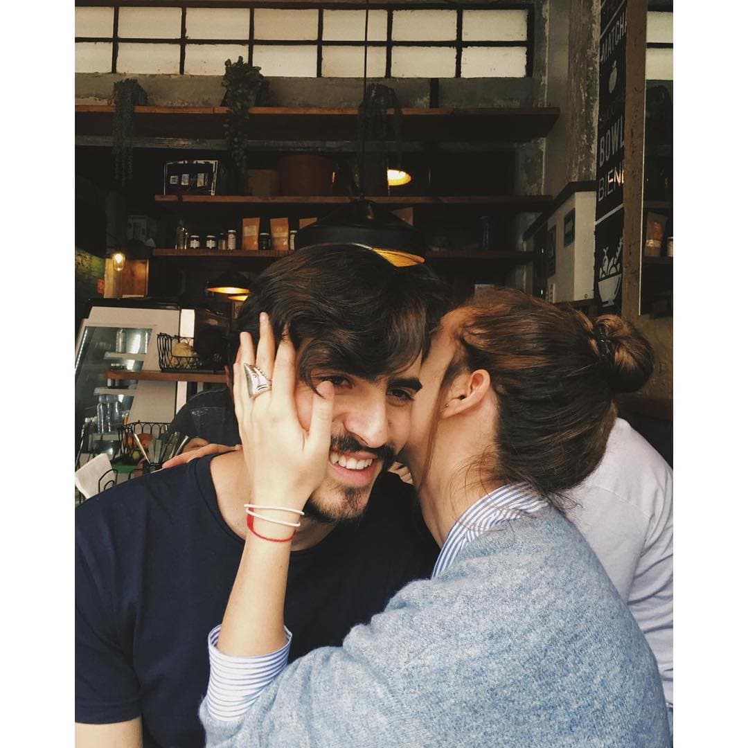 Aunque ahora presumen su amor y anuncian su próxima boda, son pocos los detalles que se saben de Yago Muñoz. El próximo esposo de Dupeyrón tiene 29 años y además de actor, es director y músico.