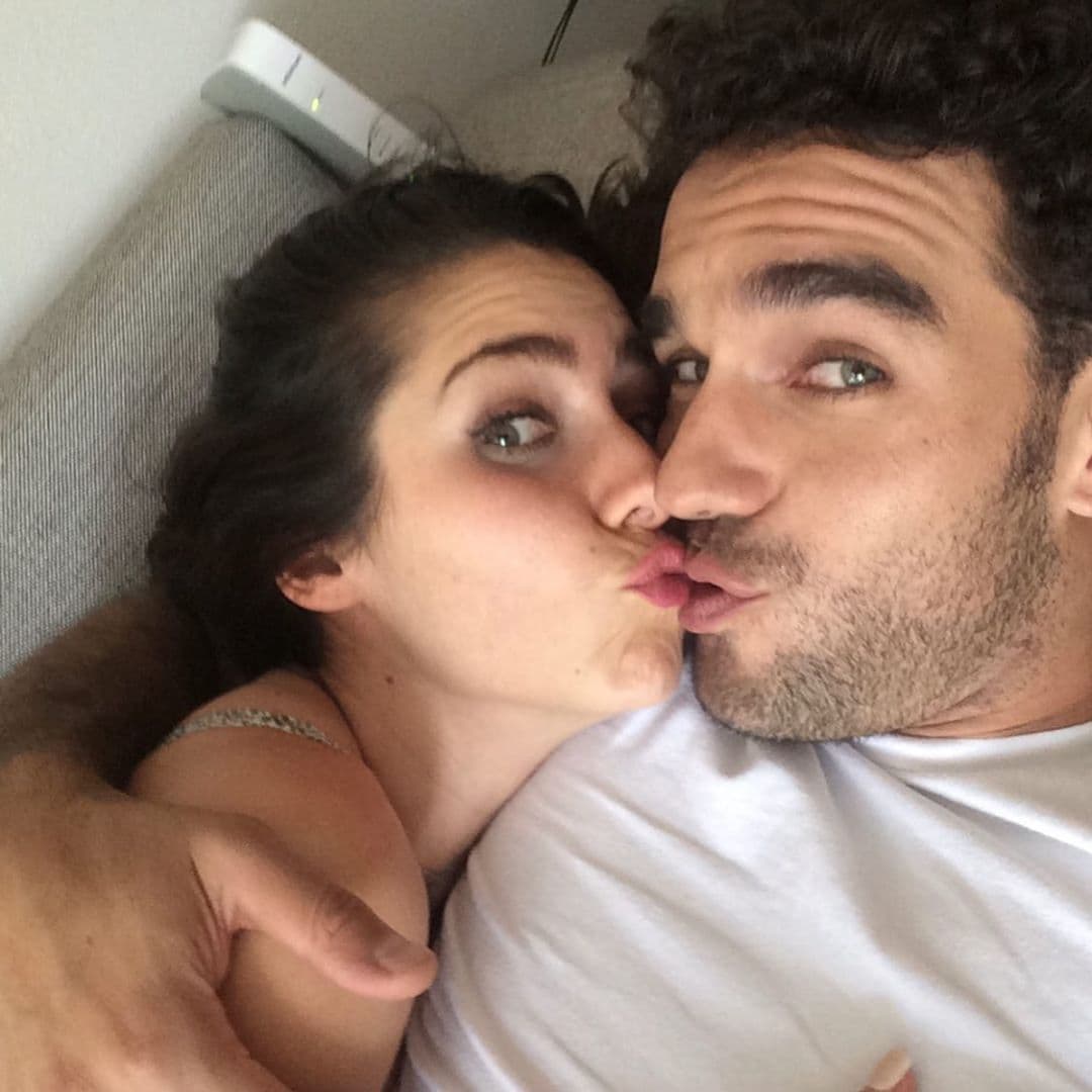 De acuerdo con la estrella de las telenovelas, todo comenzó en 2009, cuando lo conoció. Aunque en ese momento no hubo ‘click’, Ariadne comentó que se sintió atraída hacía él desde aquella vez. “Cuando te vi la primera vez, tenía 23 años y tú caminabas lejos entre la gente, pensé: qué guapo, ha de ser insoportable”, escribió en Instagram.