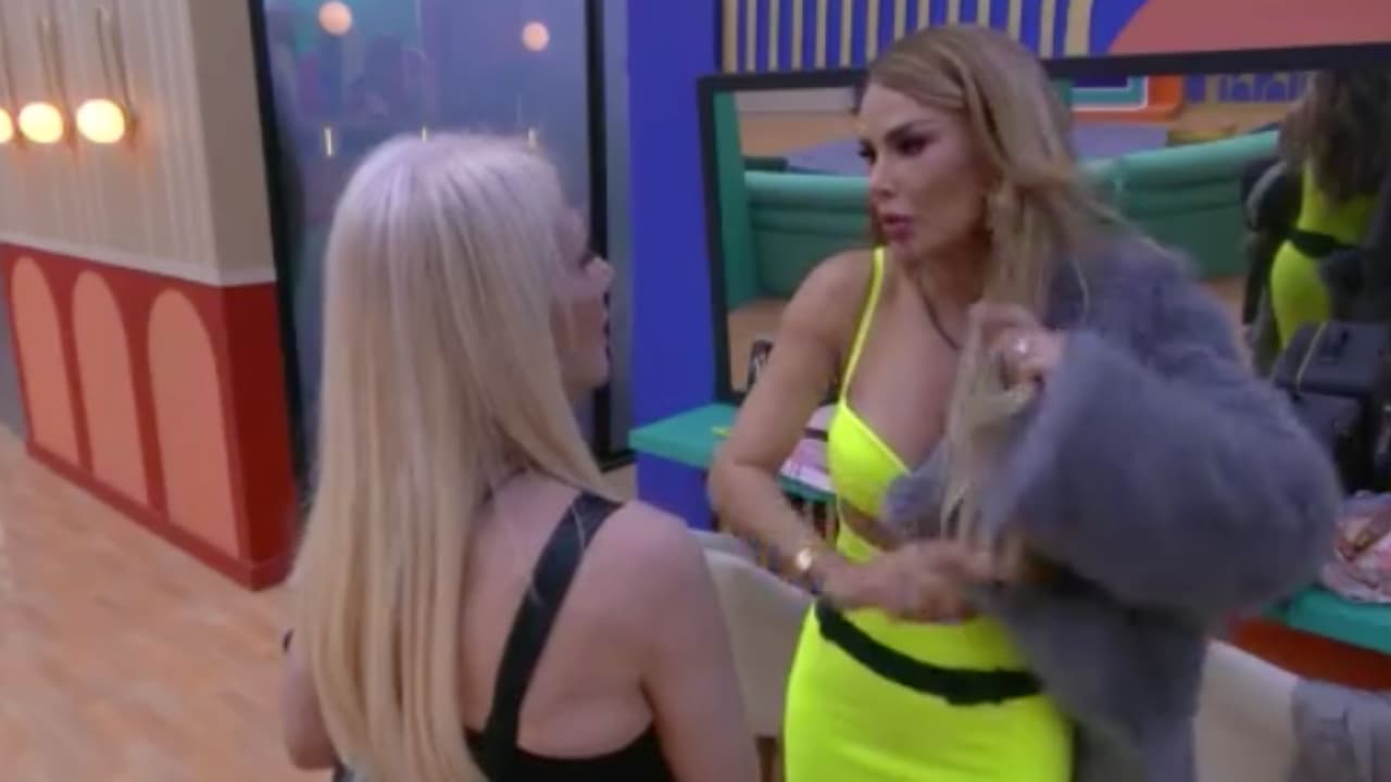 Ninel Conde habla de Olivia Collins con Elaine y Priscila, y la actriz las cacha: "Esa mirada me asusta, hermosa"