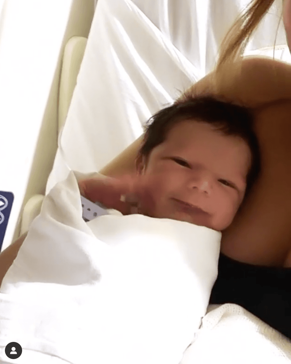 Sin embargo, esa no fue la única publicación que realizó Sherlyn en sus redes sociales, pues minutos después compartió nuevamente el video con el que presentó a su bebé, el cual destacó por la enorme sonrisa que el pequeño le regaló a los internautas.