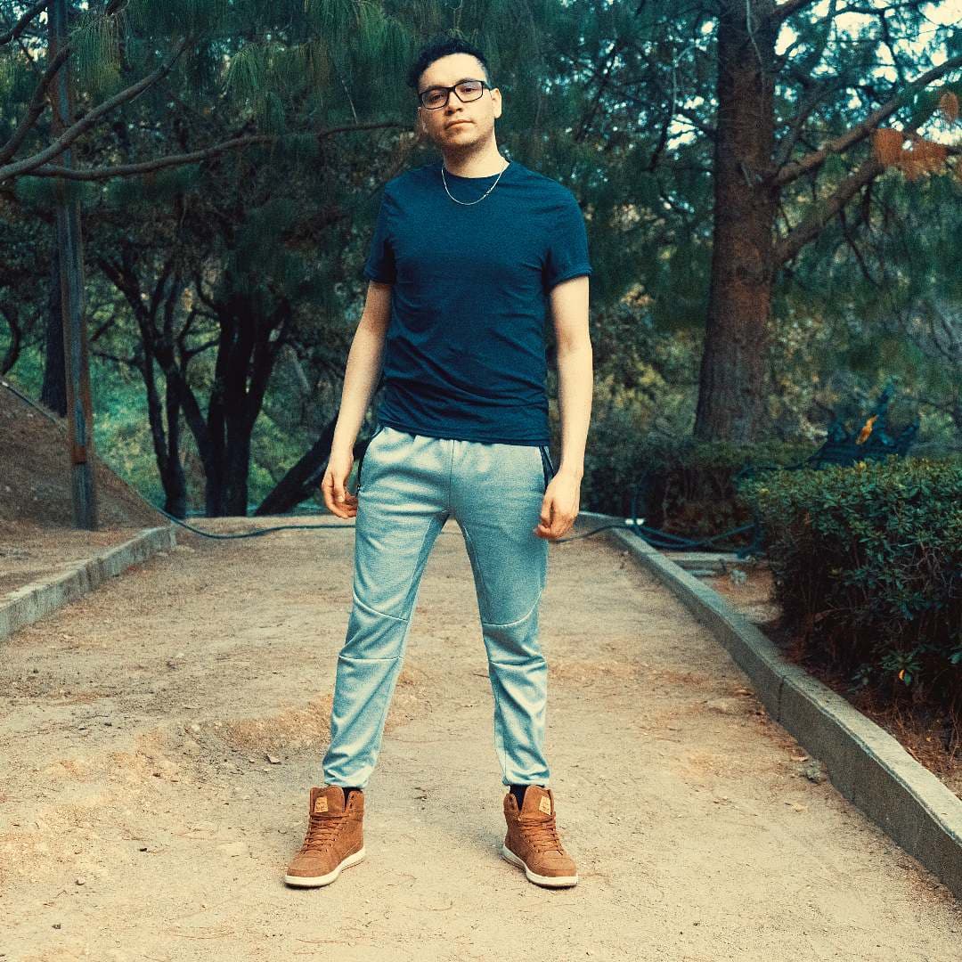 “¿Ustedes pueden creer que en pleno 2020 haya personas en la industria de la música que me hayan aconsejado y sugerido no hacer este video?, que me quede callado pretendiendo que no soy lo que soy porque solo así tendré éxito (…) Me aseguran que el público no está listo para un artista que haga cumbia o música regional y que puede ser diferente a lo normal”, dijo.