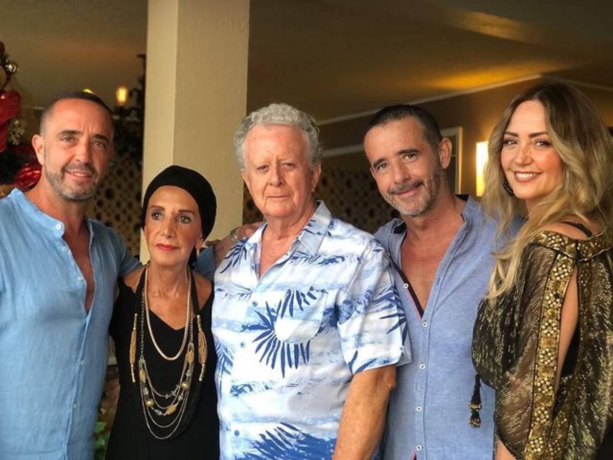 Andrea Legarreta tiene dos hermanos, Mauricio y Juan Carlos, quienes llaman la atención por el gran parecido que tienen con la conductora.
