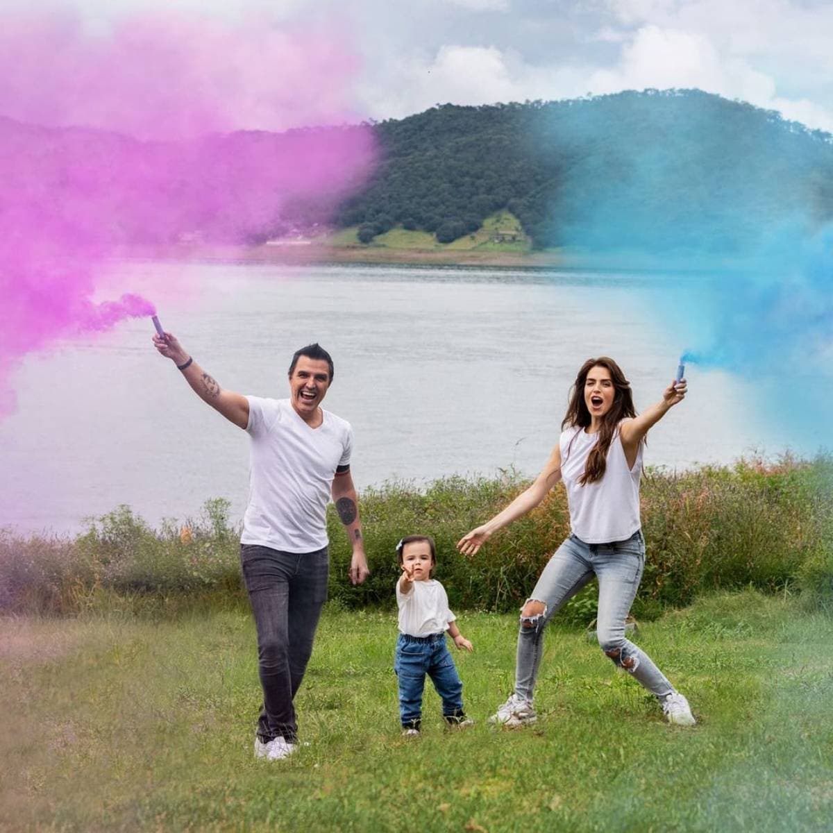 “¡NOTICIÓN! Hemos sido doblemente bendecidos. Cuando se enteraron en el cielo que estábamos pidiendo un baby más, Diosito sabiendo la capacidad de amor que tenemos decidió que estábamos listos para recibir a dos almitas hermosas para bendecir nuestras vidas”, sentenció como descripción de una serie de imágenes en las que reveló el sexo de los bebés y poso junto a su familia.