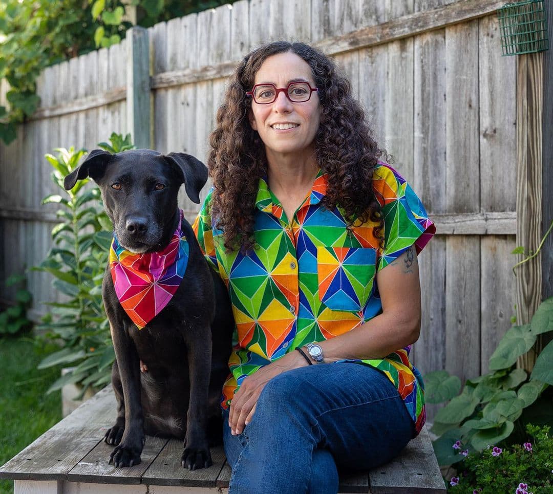 La autora Sara Varon junto a su perrita Sweet Pea