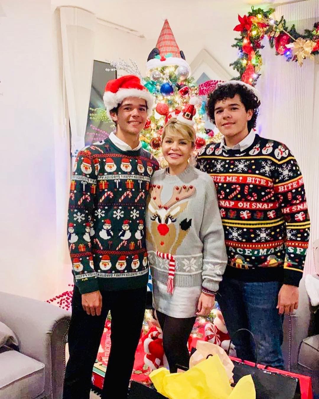 Itatí Cantoral dejó ver que además de árbol, sus hijos y ella acostumbran a utilizar suéteres navideños