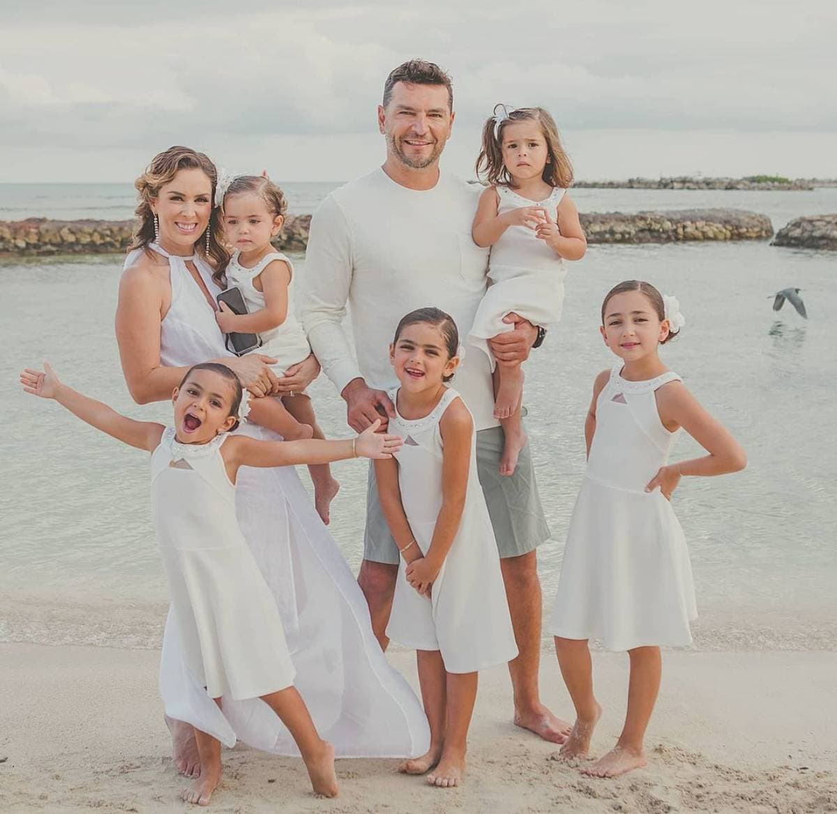 Jacky Bracamontes conmueve con románticas fotos de su boda y lanza fuerte mensaje a su esposo