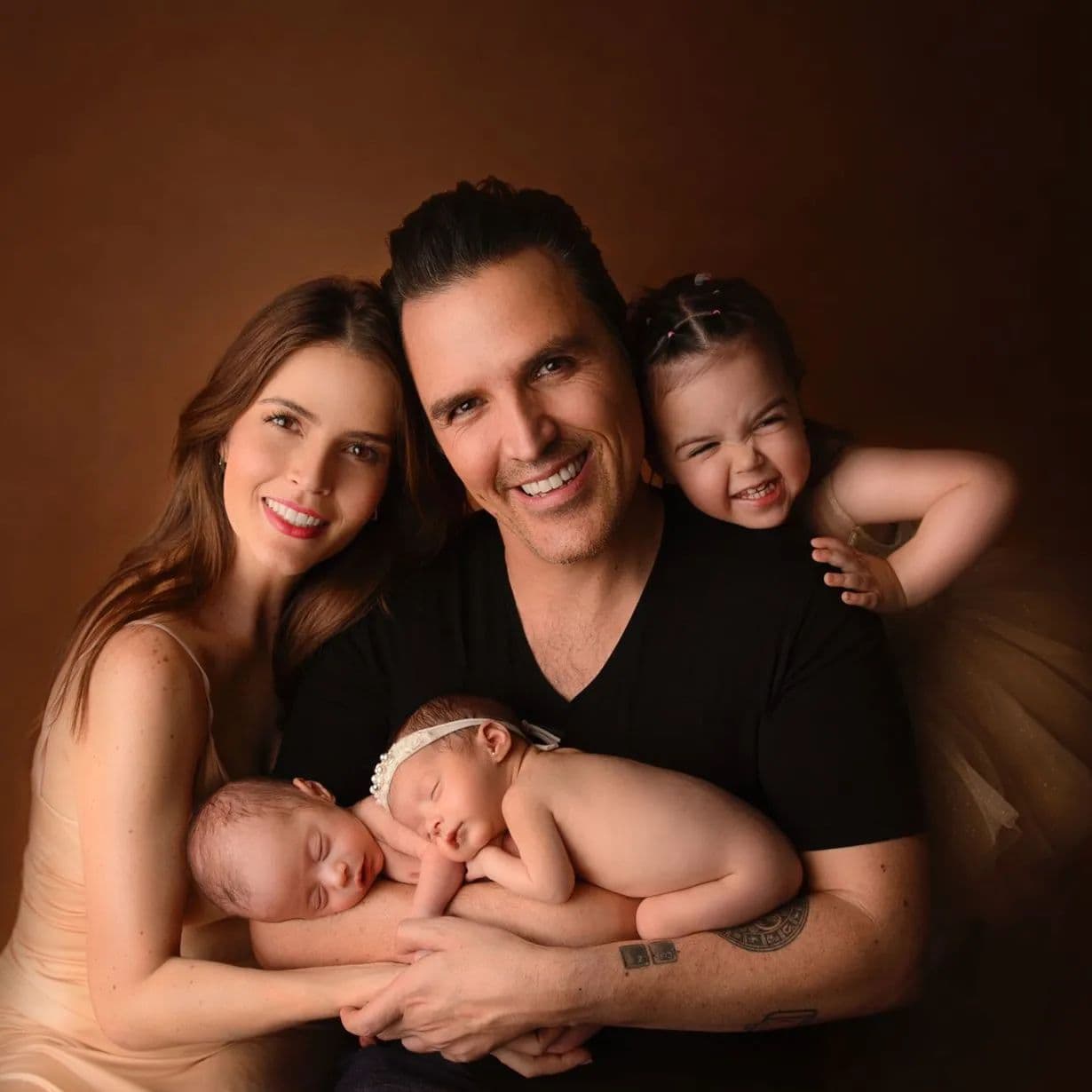 Billy Rovzar dice, frente a Claudia Álvarez, cómo es ser papá de mellizos