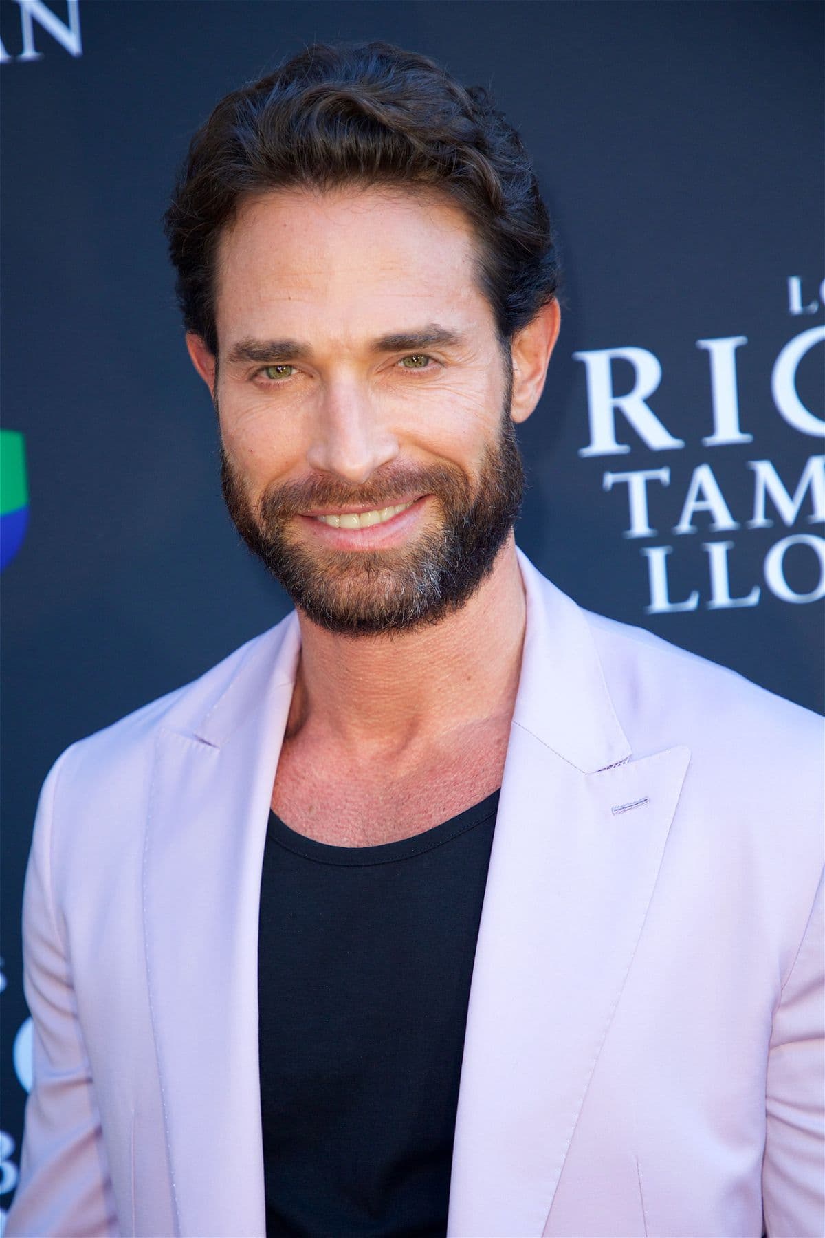 Sebastián Rulli impresiona con look de caricatura, ¡luce irreconocible!