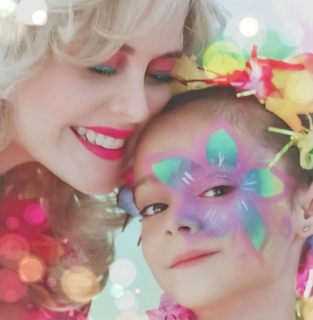 Y es que la primogénita de la protagonista de telenovelas como ‘Al diablo con los guapos’ tiene ya ocho años y se ha vuelto viral en redes sociales, gracias al gran parecido físico que tiene con su madre, hecho que le valió cientos de elogios.