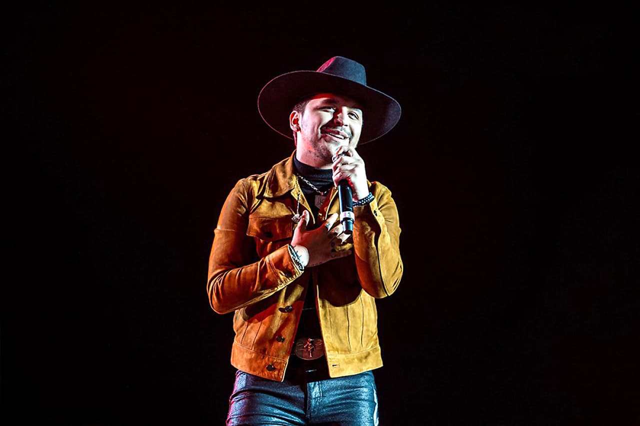 En la grabación, el cantante también mostró cómo se ve sin los tatuajes que se hizo en honor a su exprometida.