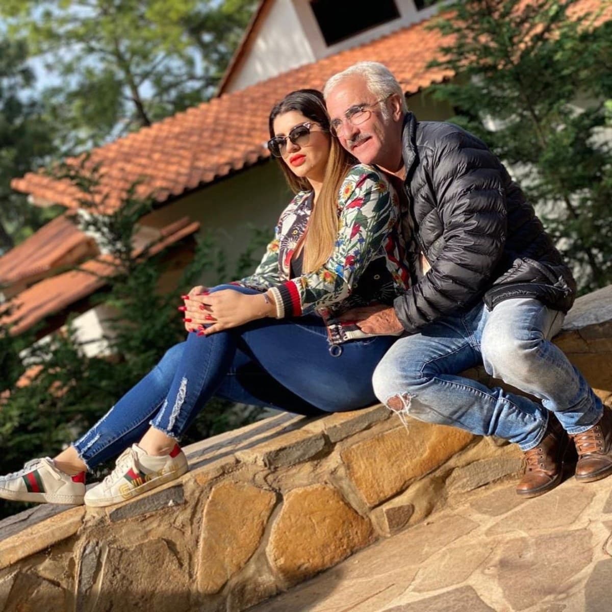 Ese mismo año, Vicente Fernández Jr. habló por primera vez de su relación con Mariana González, a quien le dedicó toda clase de halagos. “Es empresaria, se dedica a la comercialización de prendas de vestir, es una buena mujer, muy independiente, solo busca estar feliz y yo también. Ella es 19 años menor que yo”, comentó.