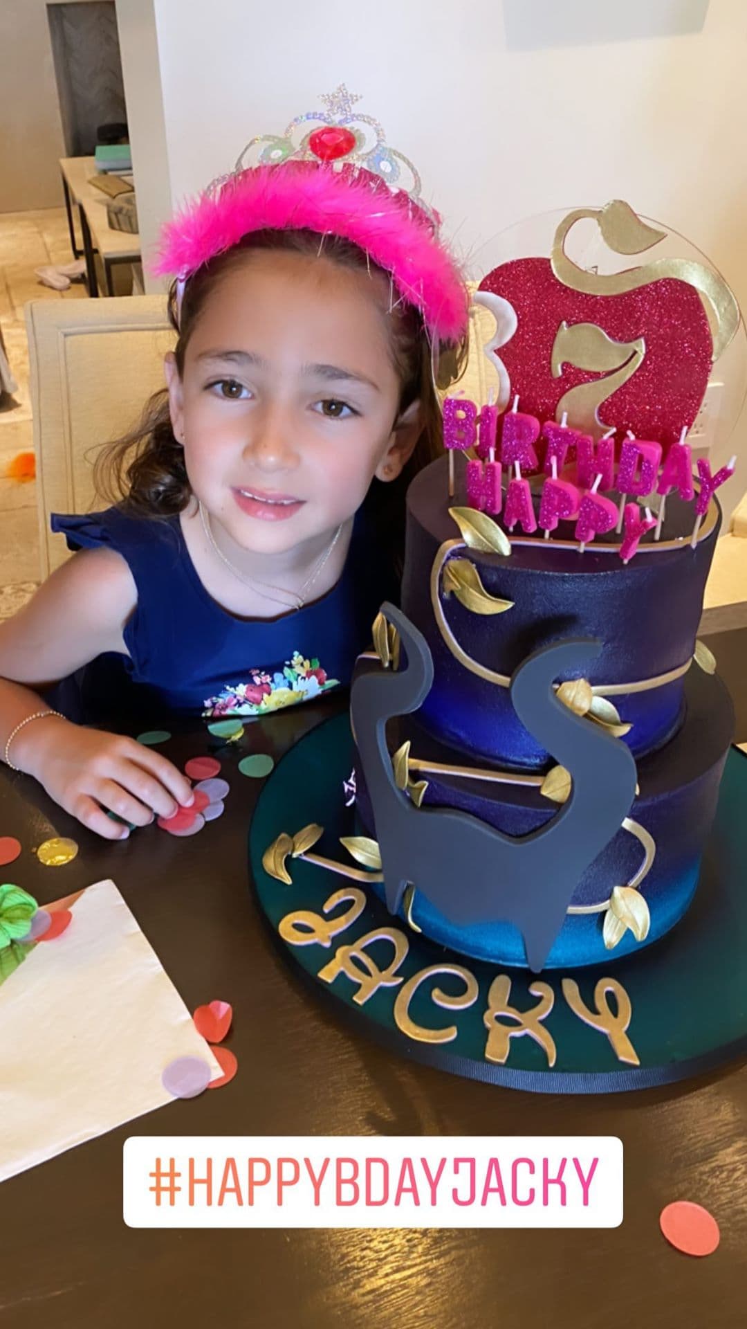 Más tarde, tanto la actriz como el corredor de autos escribieron emotivos mensajes para su hija en sus respectivos perfiles de Instagram. La primera en hacerlo fue Jacky, quien expresó: "¡¡¡Feliz cumpleaños Jackita hermosa!!! ¡¡¡#7años!!! ¡¡¡Nuestra bebé ya está creciendo!!! #HappyBday".