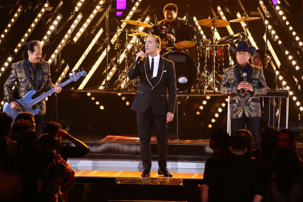 Ese mismo año, una de las presentaciones más emblemáticas de Premio Lo Nuestro fue la que reunió a algunos de los exponentes más importantes del regional mexicano en un mismo lugar: Alejandro Fernández con Los Tigres del Norte, quienes interpretaron el tema “Para Sacarte de Mi Vida”.