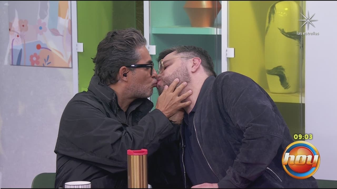 Raúl Araiza y Paul Stanley se besan en Hoy.