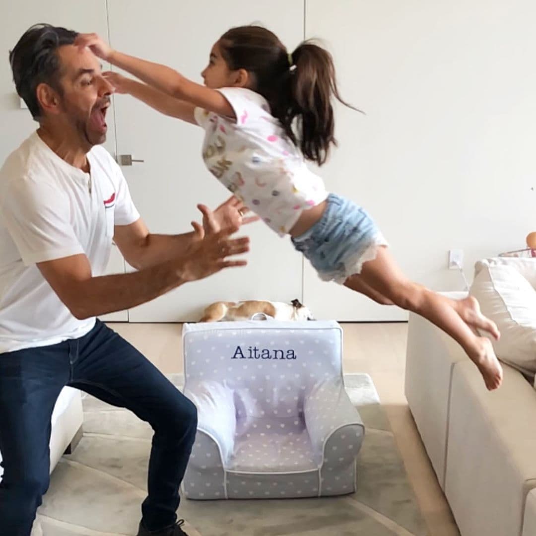 En otra zona de la casa, hay una pequeña sala en la que llama la atención un sillón con el nombre de la menor.