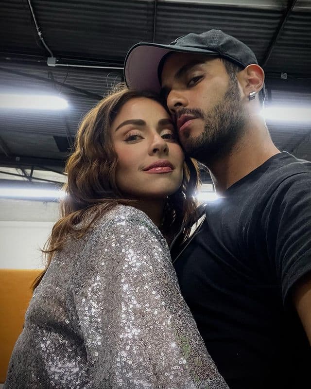 El actor se desvivió en halagos por su novia.
